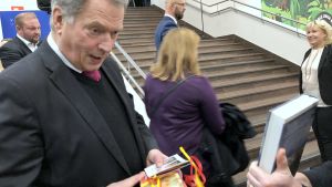 Sauli Niinistö fick en present till sin son. Sauli Niinistö fick en present till sin son.