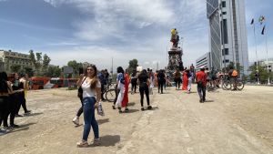 Demonstranterna tänker fortsätta samlas på Plaza Italia så länge som det behövs Demonstrationer i Santiago, Chile