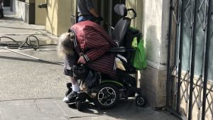 I Tenderloin syns hemlösheten överallt. Hemlös kvinna sitter i sin rollator i stadsdelen Tenderloin i San Francisco.