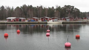 Bastuflotten får vintertid placeras vid bojarna i fiskehamnen. Fiskehamnen i Hangöby