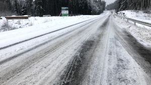Plogningen på Skärgårdsvägen har stundvis varit bristfällig. Snöig landsväg.