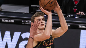 Lauri Markkanen snittar 19,6 poäng och 6,5 returer per match den här säsongen. Lauri Markkanen tar skott.