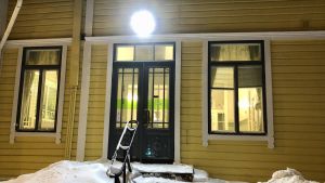 Polisen säger att ungdomar samlas i väntrummet efter skoldagen, uppgav VR:s Marja-Terttu Kanerva efter träffen på tisdagen. Ingången till väntrummet vid Karis järnvägsstation.