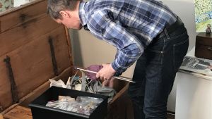 Stickning behöver inte ta mycket plats. Markus Haakana letar i sin garnkista.