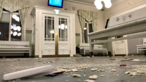 Väntrummet på stationen i Karis har på senare tid också haft besökare som smutsat ner och skadat lokalen. Bilden är från i vintras. Väntrummet är i ostädat skick.