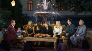På bilden syns James Corden, Jennifer Aniston, Courteney Cox, Matthew Perry, Lisa Kudrow, David Schwimmer och Matt LeBlanc. 