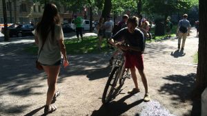Många cyklar runt och fångar Pokémons. Pokémon Go-spelare i Gamla kyrkoparken