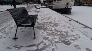 Någon har halkat omkull och gjort spår i snön vid en parkbänk på östra åstranden i Åbo.
