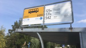 Det går nog bussar, men rutterna är konstigt dragna. Busskur i Ladusved