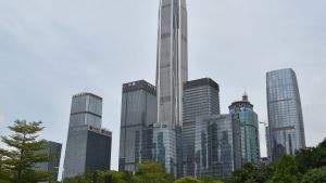 Den högsta skyskrapan i den sydliga metropolen Shenzhen har i praktiken varit stängd på grund av viruskrisen. Vanligen arbetar mer än 10 000 människor i den 600 meter höga byggnaden. Den högsta skyskrapan i den sydliga metropolen Shenzhen har i praktiken varit stängd på grund av viruskrisen. Vanligen arbetar mer än 10 000 människor i den 600 meter höga byggnaden.