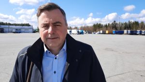 Projekten vi planerar i Pedersöre blir dyra, men med statlig hjälp är det helt möjligt, räknar kommunens direktör Stefan Svenfors. Stefan Svenfors står i solskenet på en parkeringsplats