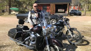 Johan Lindberg gillar saker som låter och rullar. Johan Lindberg poserar vid sin motorcykel