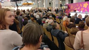 Diskussionen om inbördeskriget 1918 lockade mycket folk. Publik på Helsingfors bokmässa 2017.