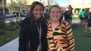 Azariah Towns (till vänster) med tigerkompis Valtillställning på University of Central Floridag