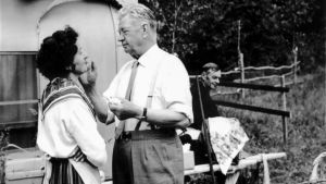 Axel Slangus sminkar Marita Laakso i pjäsen Stockflottarna 1962. Einar Ollas sitter i bakgrunden. Axel Slangus sminkar Marita Laakso på Lurens sommarteater.