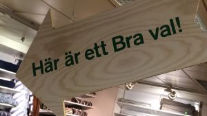 Drabbas du också av känslan av att det ibland vore lättare om någon annan tog besluten för dig? En stor pilformad skylt hänger i taket av en affär och pekar mot en hylla med texten "Här är ett Bra val".