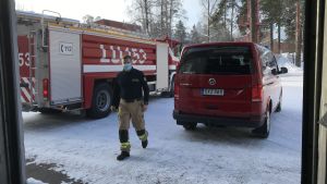 Bilarna ska vara ute på åtta respektive tolv minuter. Kårchef Jens Tegengren brevid brandbil