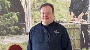 Tom Hildén driver nu fem olika restauranger. Någon tanke på att växa har aldrig funnits, det har bara blivit så. Medelålders man i sin restaurang.