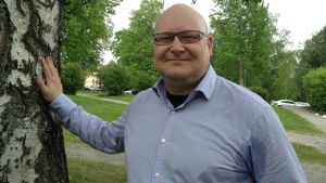 Peter Ehrström tror inte att intresset för landsbygden kan stoppa den kraftiga urbaniseringen. Peter Ehrström i Hovrättsparken.