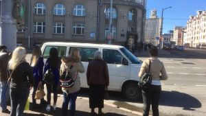 Många vitryssar upplever att staten står i vägen för en bättre ekonomi Flera personer står och väntar på grönt ljus i en korsning i Minsk i Vitryssland