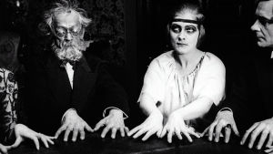 Spiritistinen istunto. Kuva Fritz langin elokuvasta Tri Mabuse – ihmispeto (1922).