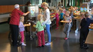 Lunchpausen i skolan kunde förlängas och på så sätt kan man äta i mindre grupper, säger Andersson. Skolmatsal i Söderkulla