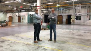 Sami Vekkeli och Vesa-Matti Marjamäki i fabrikshallen. Sami Vekkeli och Vesa-Matti Marjamäki i en tom fabrikshall i Strömfors.