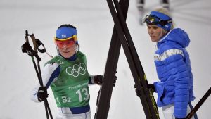 Krista Pärmäkoski och Mari Laukkanen håller i sina skidor