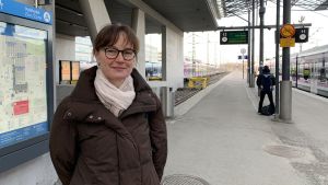 Maija Kaukonens äldsta son är för tillfället beväring, och hon anar att han snart står och vaktar vid Nylands gränser ifall de stängs. Maija Kaukonen står på perrongen på Helsingfors järnvägsstation. Hon ser in i kameran och ler litet. Bakom henne står tåg, och det är mulet. Hon har en brun jacka och en ljus halsduk.