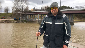 Bo Furustam rör sig mycket med cykel i området kring Mannerheimgatans bro. En man med ett fiskespö vid Åstranden bredvid Mannerheimgatans bro.