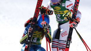 Mikaela Shiffrin i tårar efter första segern efter pappans död.