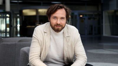 Dubbelt Genombrott For Vilhelm Blomgren I Gosta Och Midsommar Kultur Och Noje Svenska Yle Fi Vilhelm blomgren plays the very friendly guide and host of a group unsuspecting college kids in ari aster's followup to his hit hereditary, the daytime horror midsommer! dubbelt genombrott for vilhelm blomgren