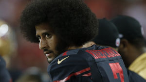 Just nu är Kaepernick arbetslös. Fotbollsspelaren Colin Kaepernick har sedan år 2016 protesterat mot polisvåld i USA genom att sitta ner under nationalsången.