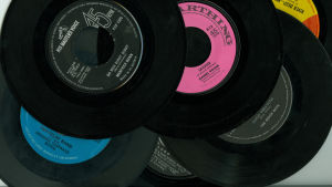 Musiken kunde variera stort på diskoteken fram till 1977 då Saturday Night Fever utkom. singelskivor