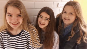 Michelle Erkkilä, Ella Silén och Ellen Nordlund går på åttan i Vasa Övningsskolas högstadium och de har alla varit borta under skoltid på grund av familjeresa. Stressigt, men värt det, tycker de. elever