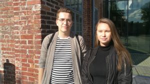 Johannes Öst och Janina Pollari ser fördelar med gratis preventivmedel åt unga. Johannes Öst och Janina Pollari står på Arkens innergård.
