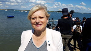 Lokala oppositionspolitikern Anne Gallo från vänstern var lite skeptisk innan besöket på SNU. - Nu ser jag dock att här inte råder en militärisk disciplin och det är bra, tycker hon. Lokala oppositionspolitikern Anne Gallo.