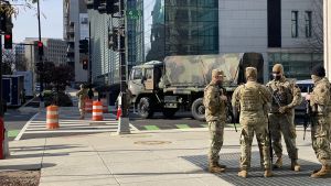Tusentals soldater vaktar gatorna i Washington DC. Soldater vaktar gatorna i Washington D.C.