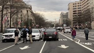Det är mycket svårt att röra sig i centrum av staden på grund av alla vägspärrar. Soldater vaktar gatorna i Washington D.C.