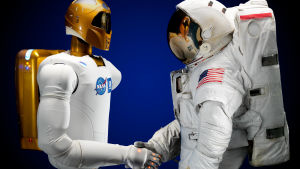 Robotar ska hjälpa till med reparationer och frakt i rymden En astronaut och NASAS robot skakar hand