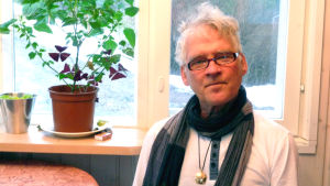 Tiinas biologilärare, före detta makrobiotiker. Henrik Nyberg sitter på sin veranda (inomhus) i sitt hem i Ekenäs.