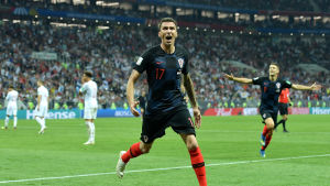 Mario Mandzukic gör 2–1 i semifinalen mot England. Mario Mandzukic gör 2–1 och England gör sig så småningom klart för avspark.