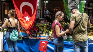 Höjda räntor skulle försvaga turkarnas köpkraft ytterligare och minska presidentens popularitet. Gatubasar i Istanbul.