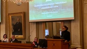 Klimatvänligt alternativ och en katalysator för tillväxt. Stadsdirektör Minna Arve presenterade sina argument för varför Åbo borde gå vidare med spårvagnsplanerna. Aftonskola om spårvagnen i Åbo stadsfullmäktige.