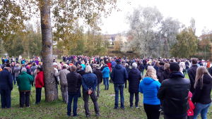 Både yngre och äldre Nykarlebybor deltog i manifestationen. Många tiotals människor samlade till manifestation i höstlik miljö. De flesta har ryggen mot kameran.