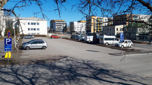 Denna vecka har det varit lättare att hitta parkering vid den annars ganska fulla parkeringsplatsen intill biblioteket. En parkeringsplats med några bilar.