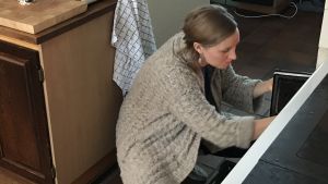 Jenny Paajes har många kära barndomsminnen från huset. Jenny Paajes eldar i öppna spisen