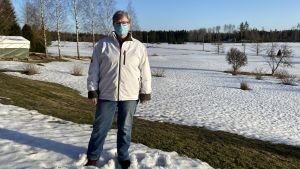 Olenius-Jansson har länge varit intresserad av delgeneralplanen. Siv står på sin gård i solen. I bakgrunden ser man en snöig åker.