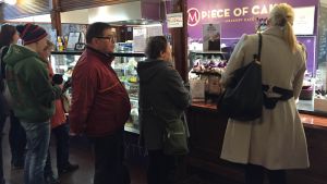 Kunderna har hittat årets bageri och kön ringlar sig lång då alla vill ha en smakbit. Kön är lång till årets bageri 2015