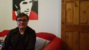 Sociologen Colin Coulter vid Maynooth University. I bakgrunden Belfasts store son, fotbollslegenden George Best. Sociologiprofessor Colin Coulter.